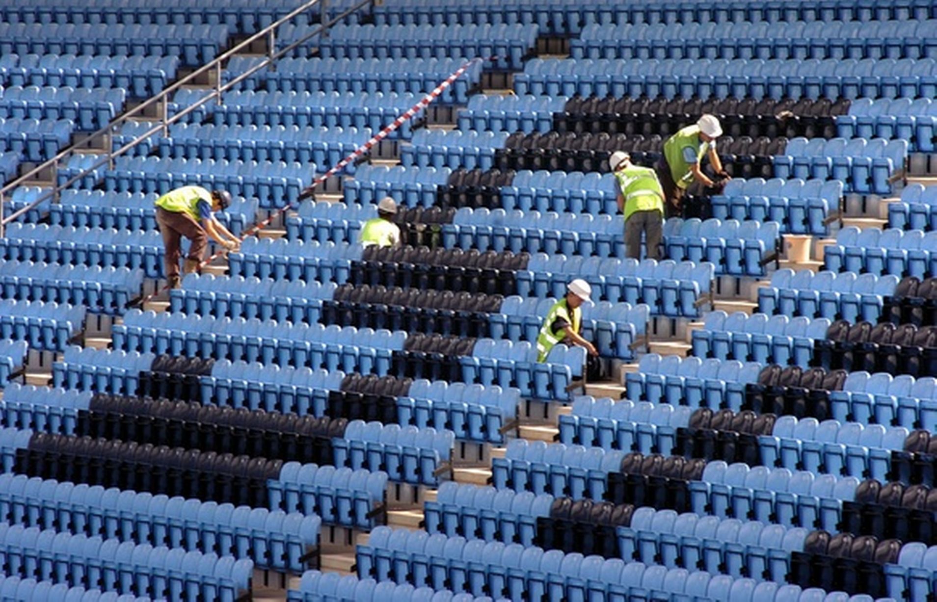 contractors-clean-the-stands-5805
